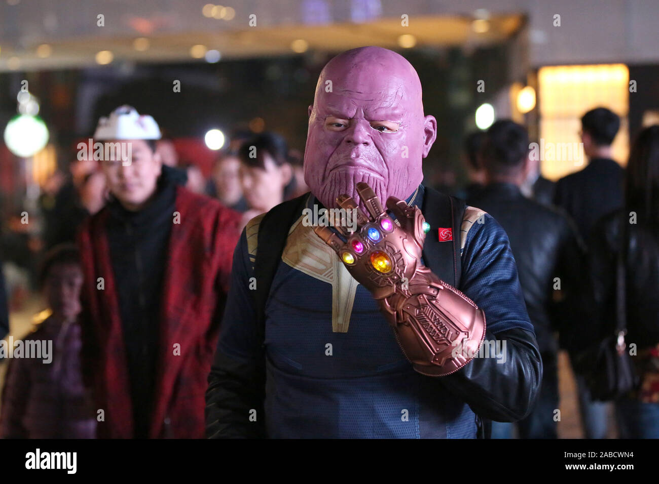 --FILE--un uomo abiti come Thanos, un immaginario supervillain, a Pechino, in Cina, il 31 ottobre 2019. Halloween è diventato un popolare festival occidentale tra Chine Foto Stock