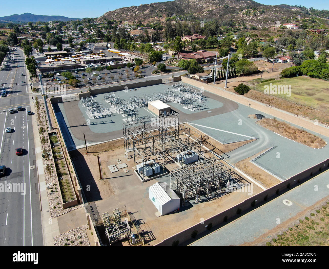 Vista aerea di centrali elettriche. Distribuzione elettrica sottostazione. California Foto Stock