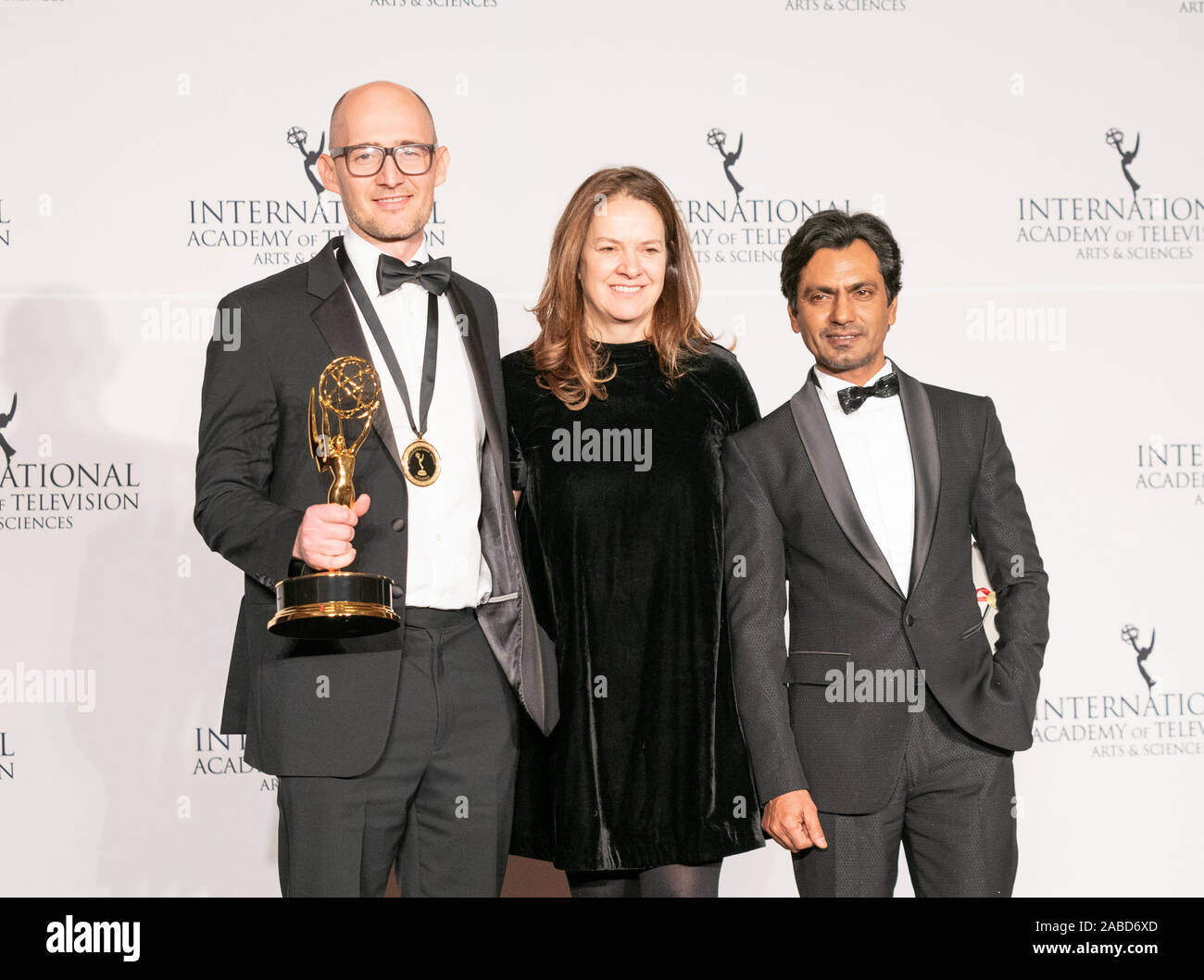 New York, NY - Novembre 25, 2019: James Watkins, Dixie Linder, Nawazuddin Siddiqui frequentare 47th International Emmy Awards a Hilton hotel Foto Stock