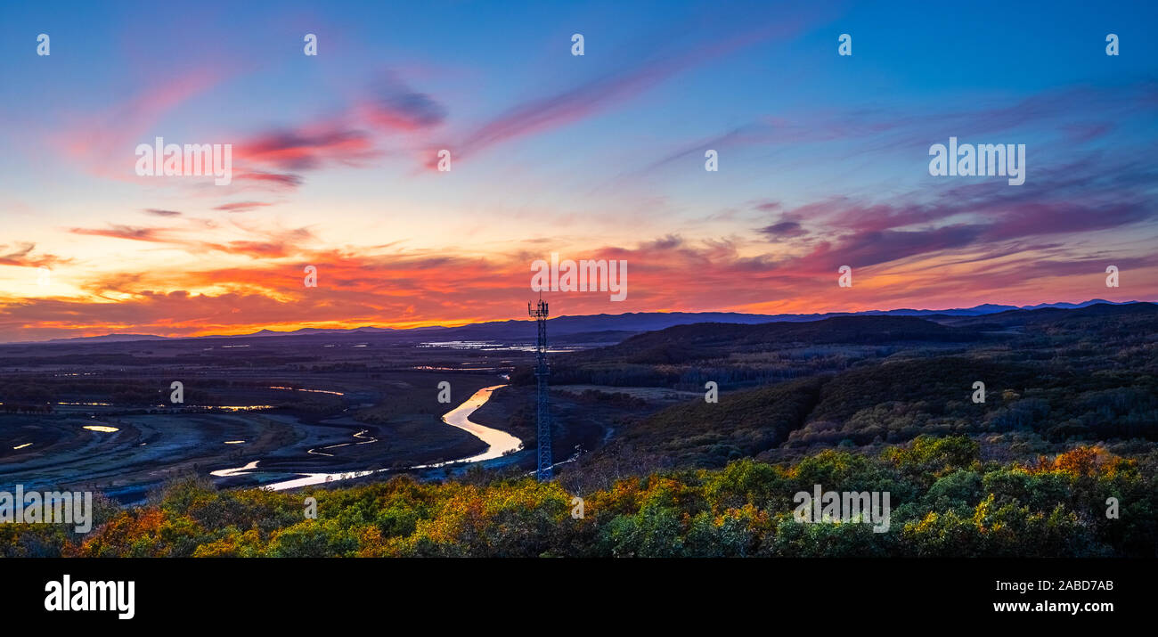 Zhenbao isola, una piccola isola situata sul fiume Ussuri al confine tra la Russia e la Cina, rivela la sua bellezza al tramonto, somigliante ad un olio-pai Foto Stock