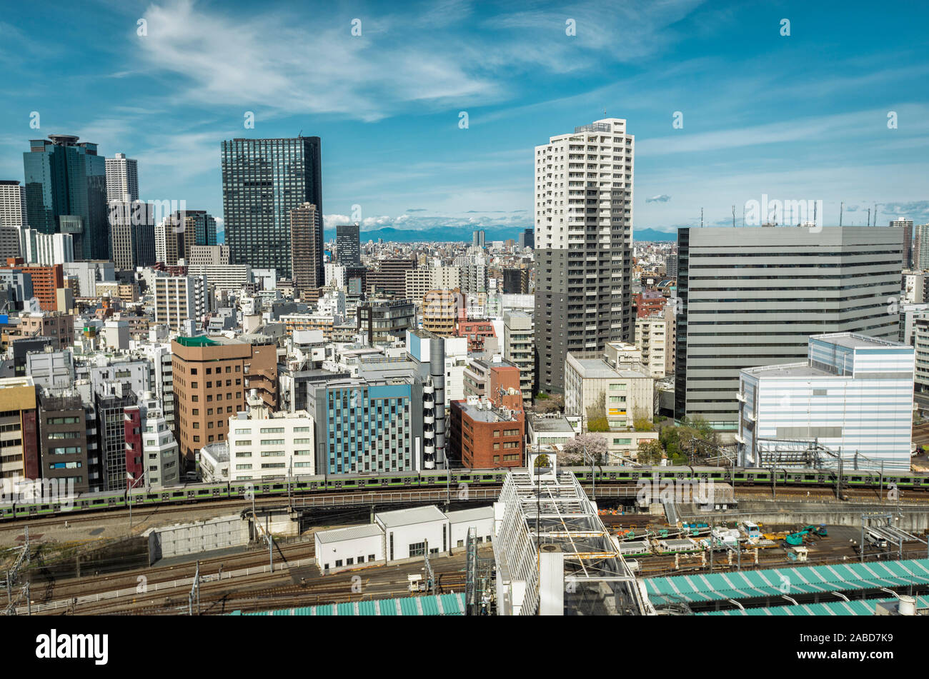 Tokyo grattacieli di Shinjuku moderno distretto, Giappone. Città stazione ferroviaria visibile. Cielo blu Foto Stock