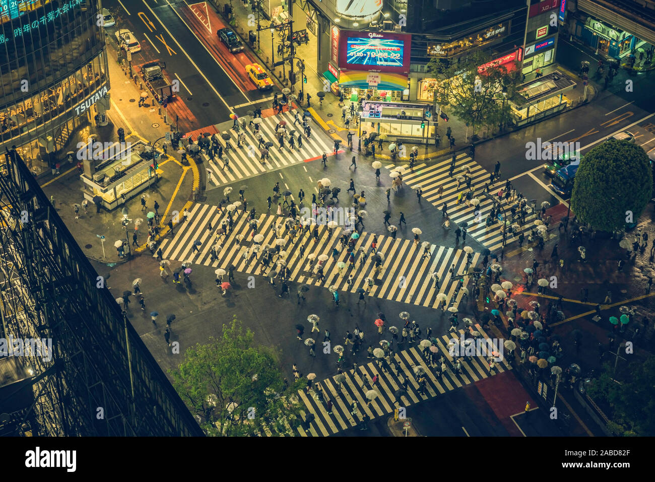 TOKYO - Aprile 17, 2017 :Shibuya scramble crossing, uno dei più trafficati attraversamento pedonale nel mondo, Giappone. Le persone che attraversano la strada a Rainy day Foto Stock