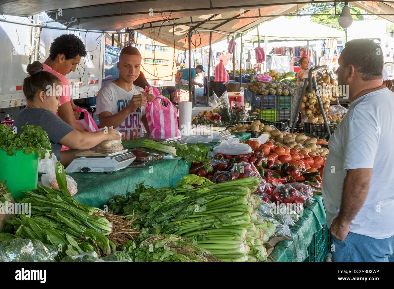 Un affollato mercato agricolo nel centro cittadino di Quepos, Puntarenas Provincia, Costa Rica. Foto Stock