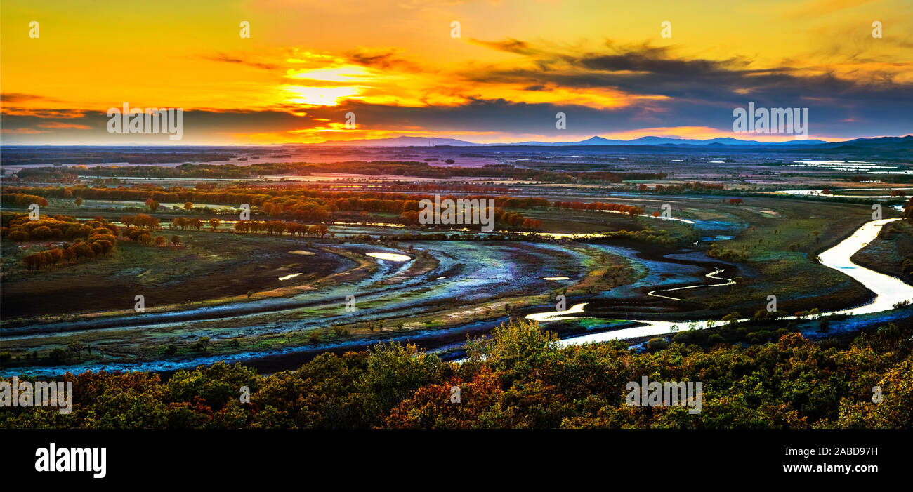 Zhenbao isola, una piccola isola situata sul fiume Ussuri al confine tra la Russia e la Cina, rivela la sua bellezza al tramonto, somigliante ad un olio-pai Foto Stock