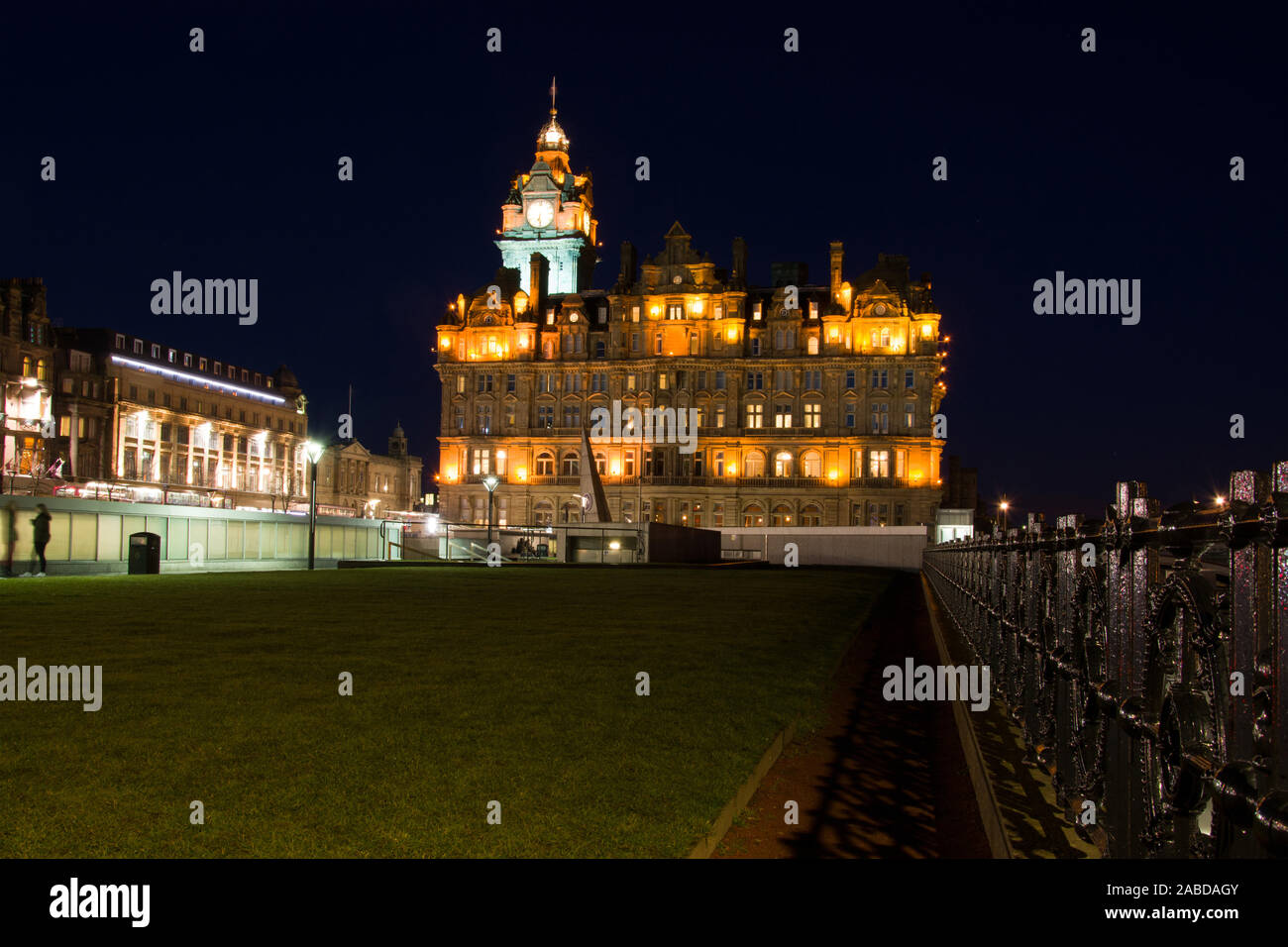 Nachtaufnahme von Edimburgo in Schottland, aufgenommen im Februar. Foto Stock