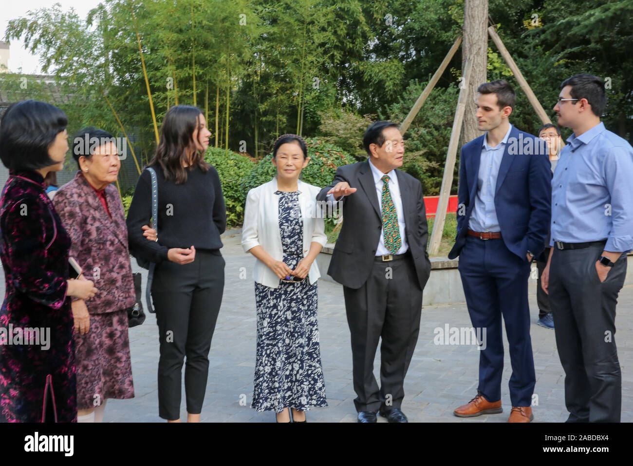 Americano cinese scienziato forense Chang-Yu Henry Lee, il terzo da destra, visite Rugao Scuola Normale affiliata scuola elementare, per cui egli su Foto Stock