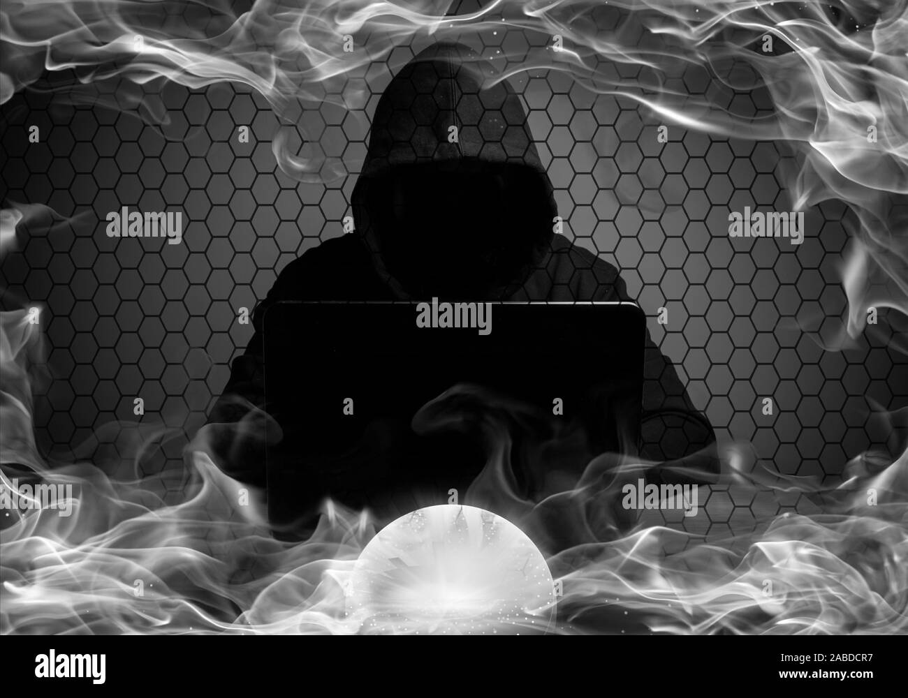 Abstract smoky in bianco e nero girato di un hacker davanti al suo computer con volto scuro Foto Stock
