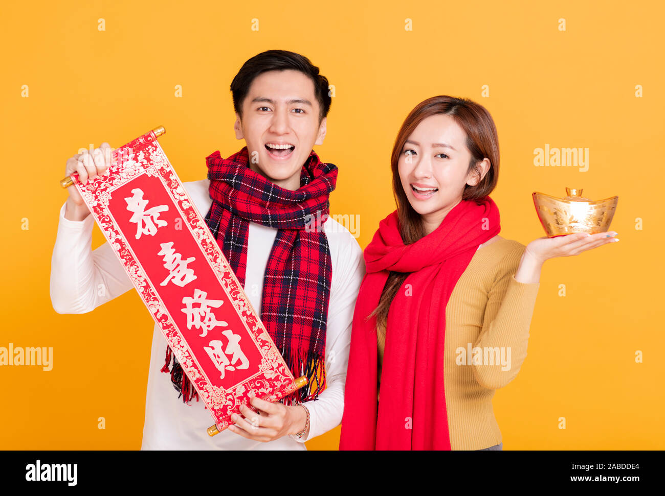 Felice asian coppia giovane per celebrare il capodanno cinese. il testo cinese : congratulazioni e get rich Foto Stock