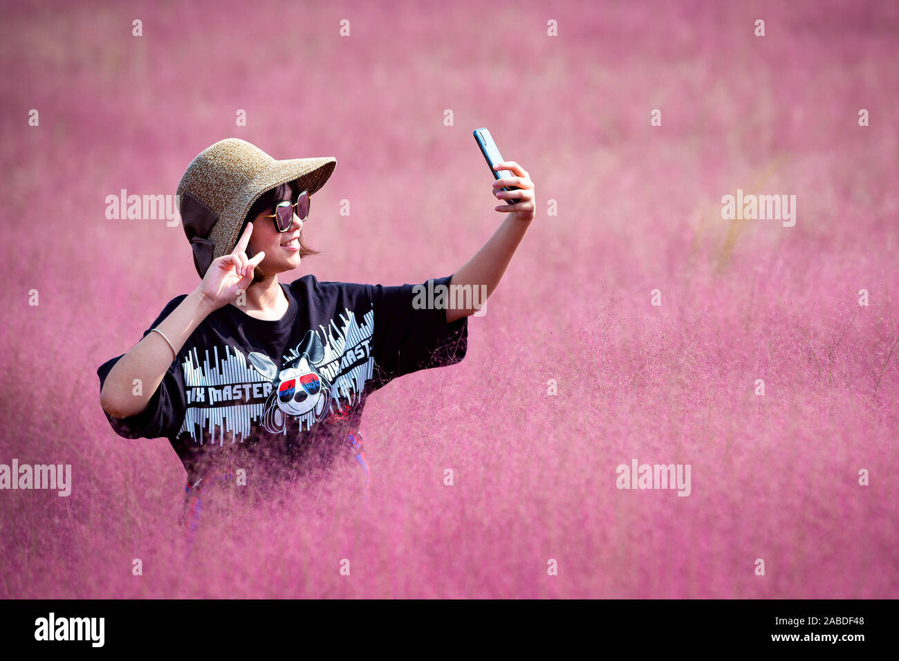 Le persone scattano foto al hairawn muhly campo in Jurong county, Zhengjiang city, est cinese della provincia di Jiangsu, 3 ottobre 2019. Foto Stock