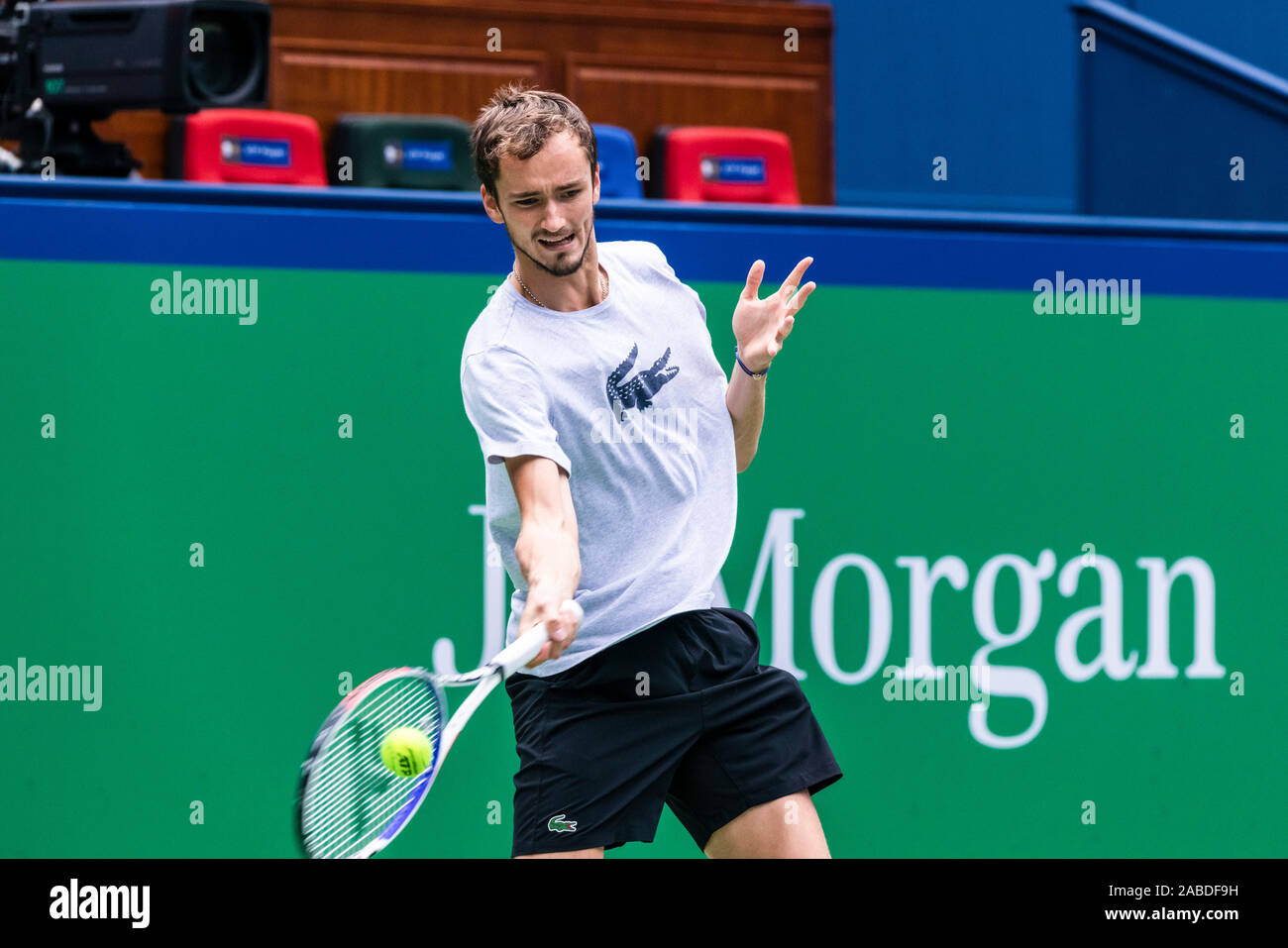 Il russo giocatore di tennis professionista Daniil Medvedev pratiche davanti alla semifinale del 2019 Rolex Masters di Shanghai, in Cina a Shanghai, 12 ottobre 2019. Foto Stock