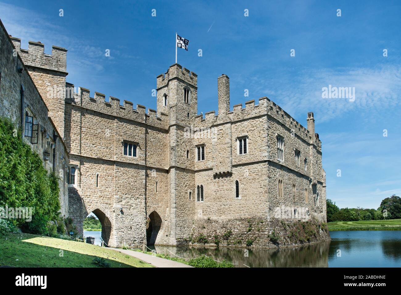 Vista la Gloriette e il corridoio di passaggio ponte visto dalla passeggiata per iniziare il tour del castello all'ingresso della cantina. Il Castello di Leeds. Foto Stock
