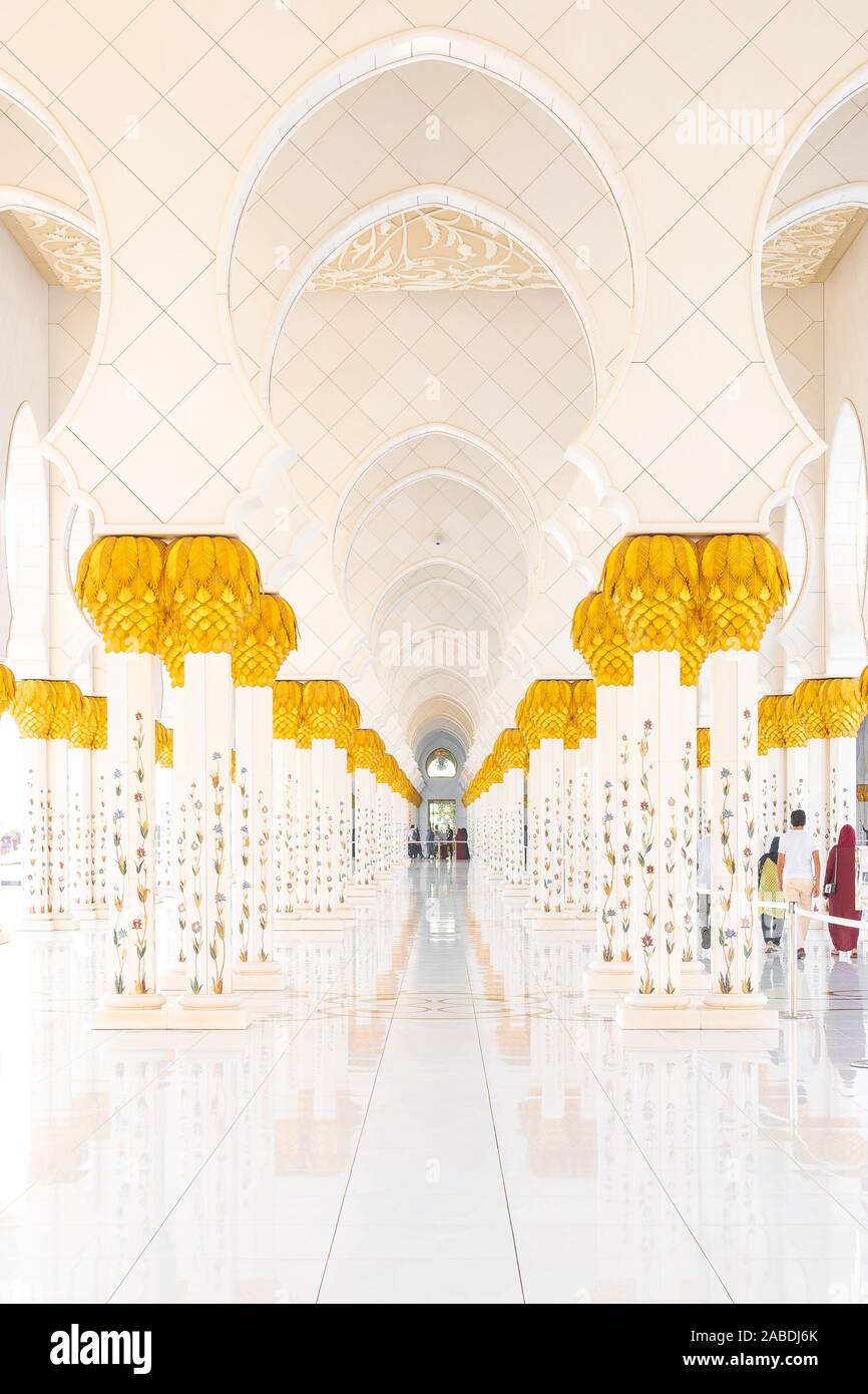 Dettaglio delle belle arcate al Sheikh Zayed Grande Moschea di Abu Dhabi, negli Emirati Arabi Uniti. Foto Stock