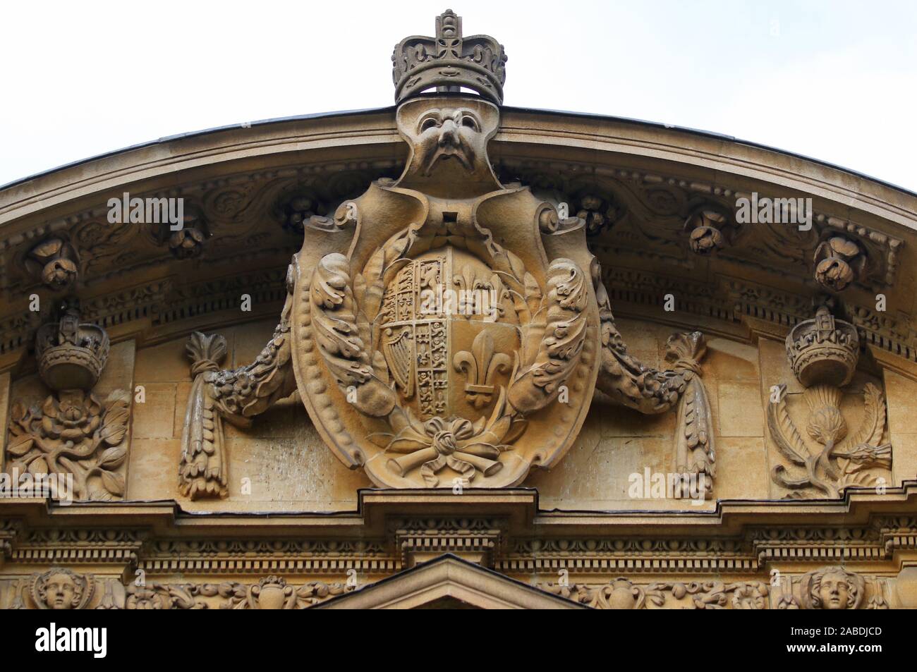 Stemma reale combinato con le piume del Principe di Galles scolpite sopra l'ingresso di un edificio nel St John's College Oxford Foto Stock