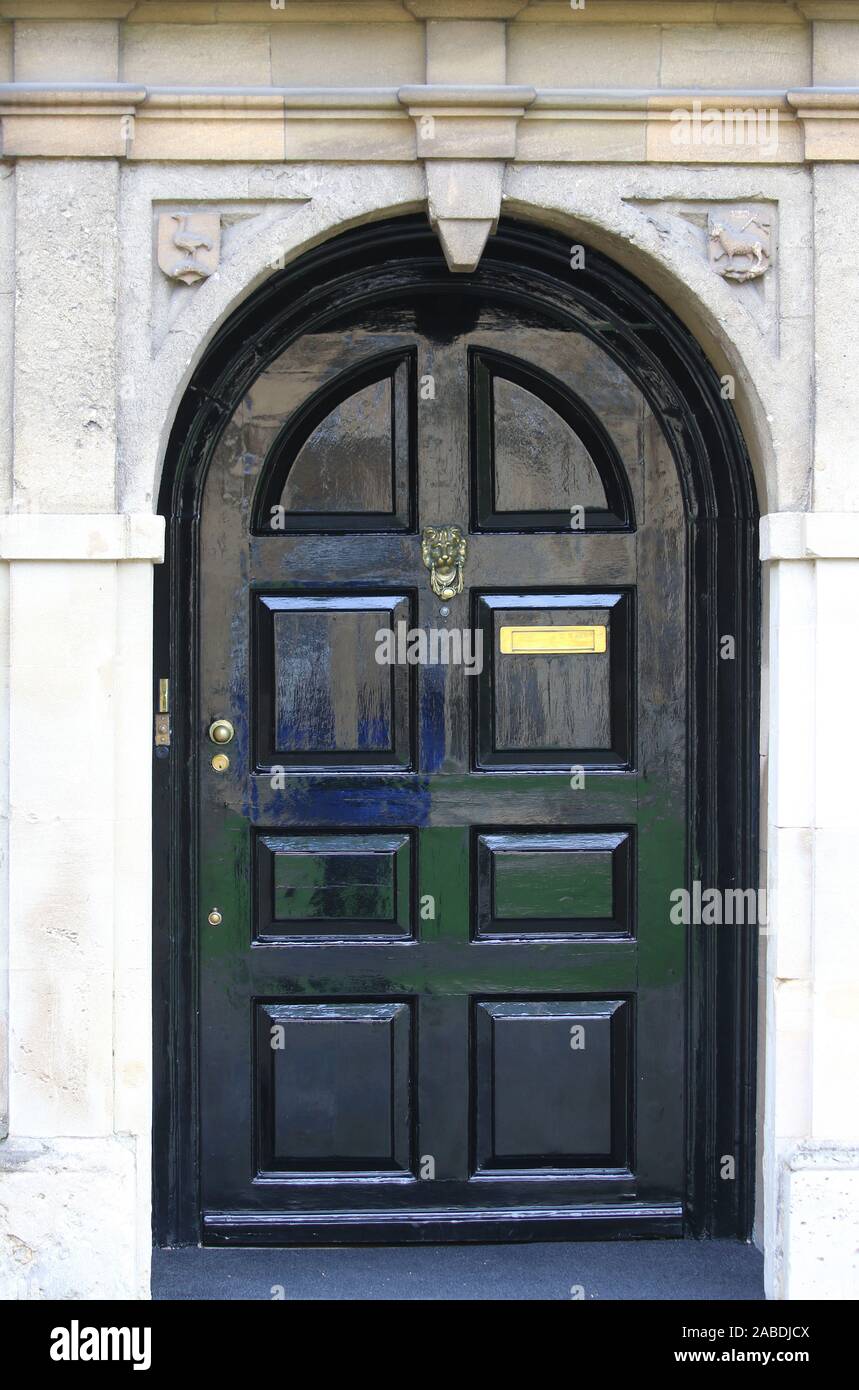 pittoresca porta sul quad di fronte al st john's college oxford con il simbolo dell'agnello e la bandiera sopra di esso sulla destra Foto Stock