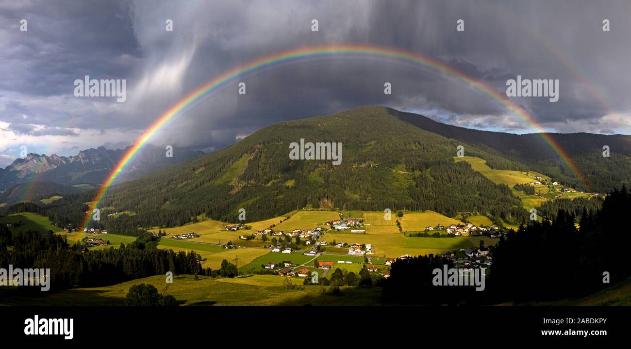Regenbogen über San Martin im Tennengebirge, Salzburger Land, Österreich Foto Stock