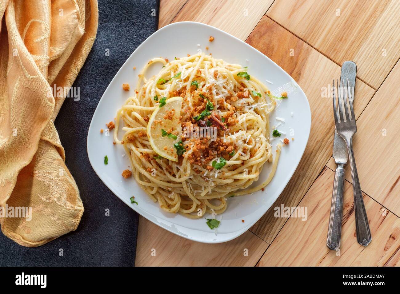 Italian spaghetti mollicata con pangrattato parmigiano reggiano in un acciuga salsa al vino bianco Foto Stock