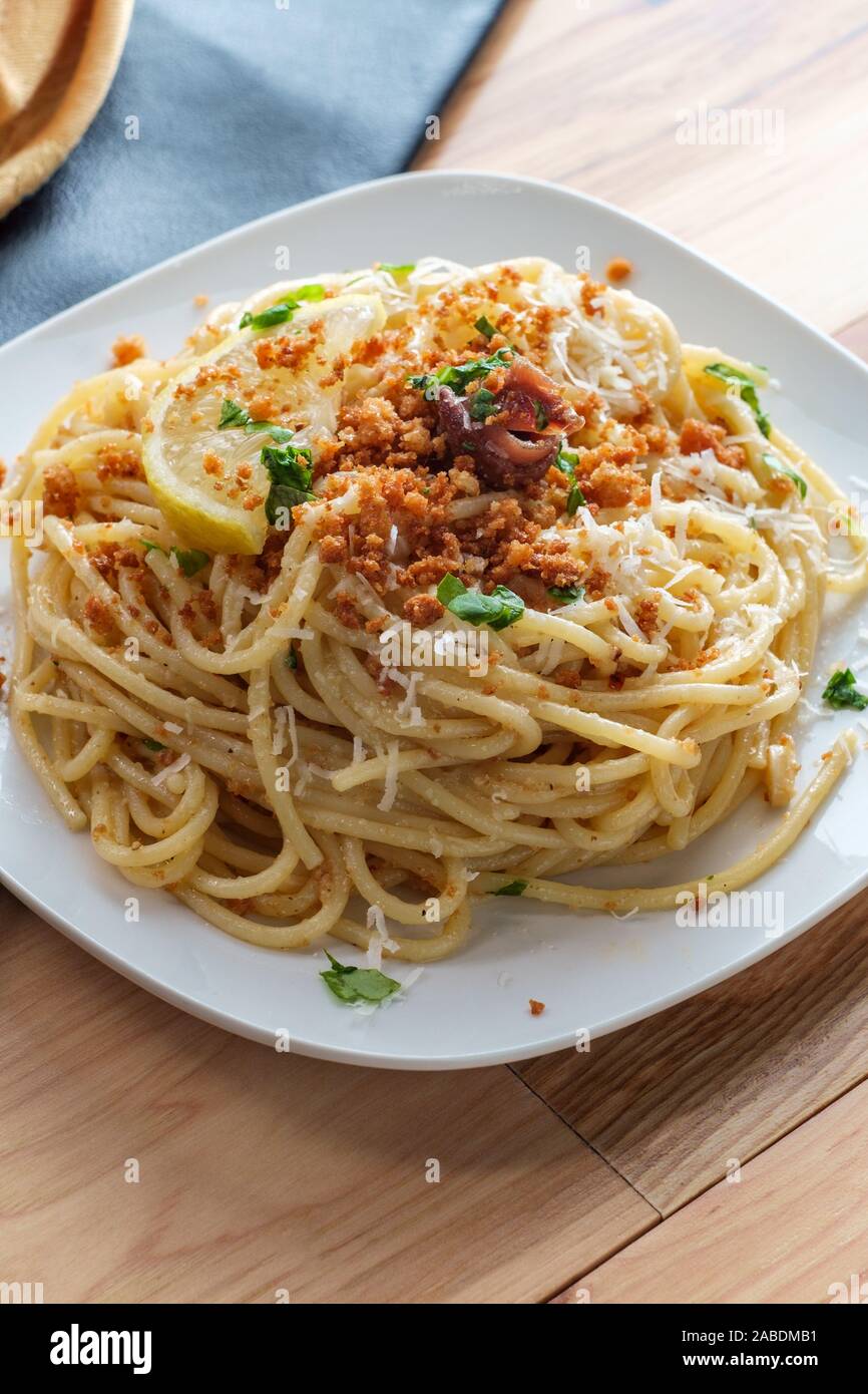 Italian spaghetti mollicata con pangrattato parmigiano reggiano in un acciuga salsa al vino bianco Foto Stock