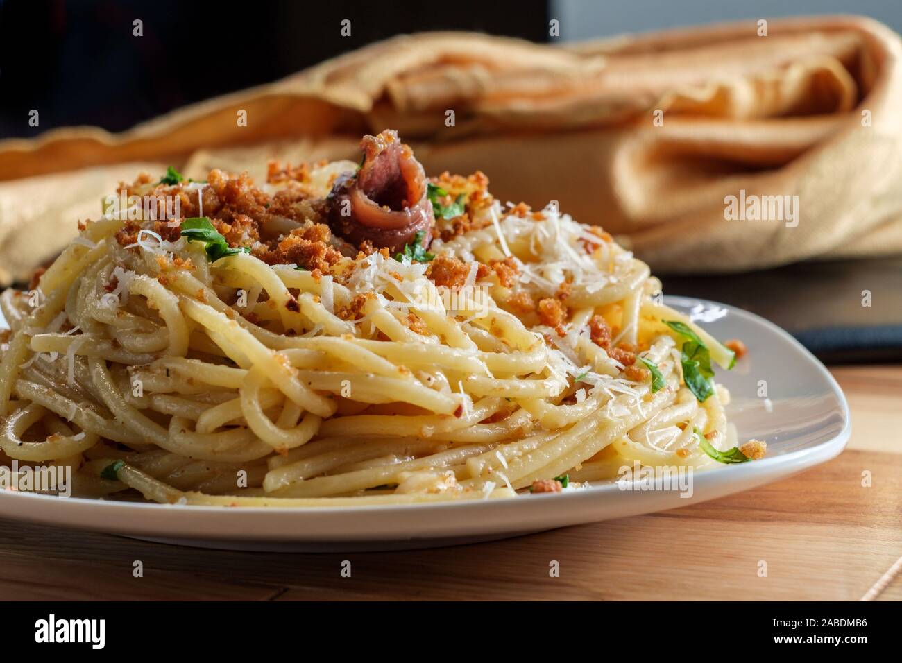 Italian spaghetti mollicata con pangrattato parmigiano reggiano in un acciuga salsa al vino bianco Foto Stock