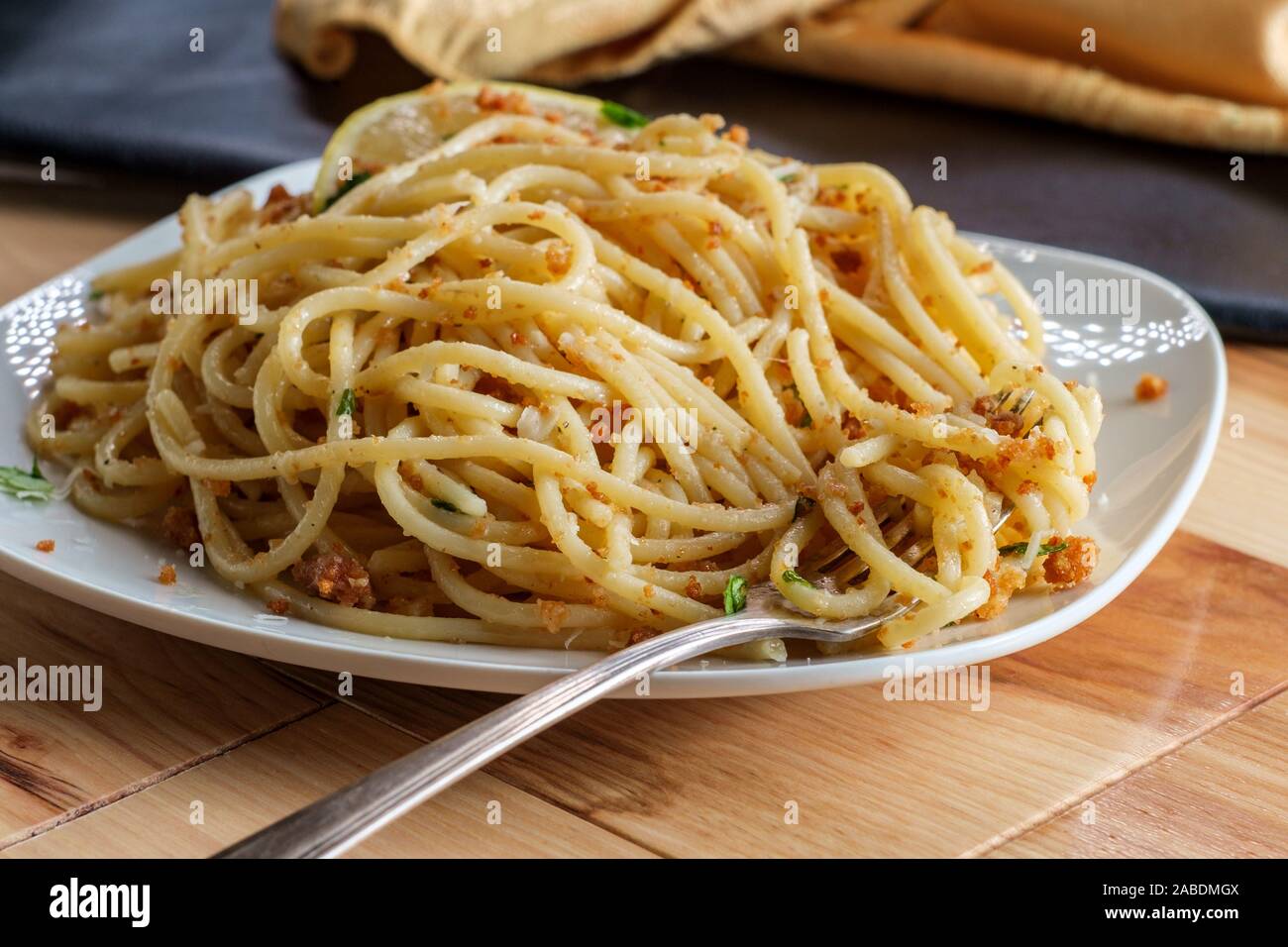 Italian spaghetti mollicata con pangrattato parmigiano reggiano in un acciuga salsa al vino bianco Foto Stock