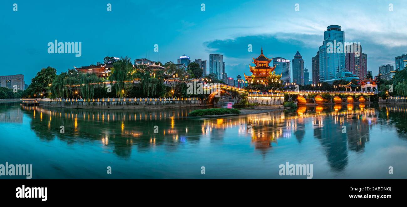 Jia Xiu Pavilion a livello locale un luogo di attrazione turistica, termina la sua ristrutturazione e attirare l'attenzione dovuta alla sua bellezza nella città di Guiyang, southwest ch Foto Stock
