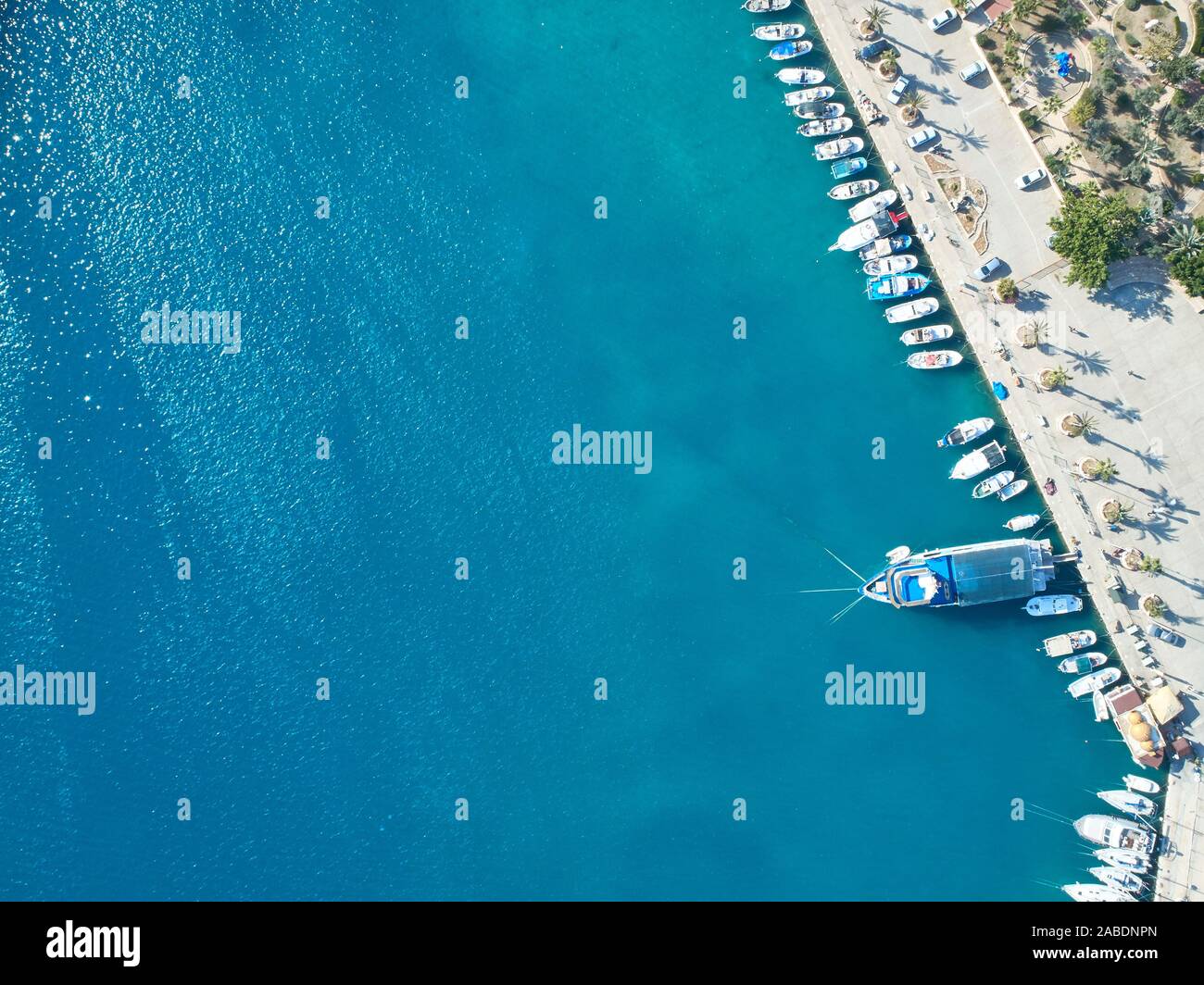 Vista dall'alto di yacht ormeggiati a Marina. Foto Stock