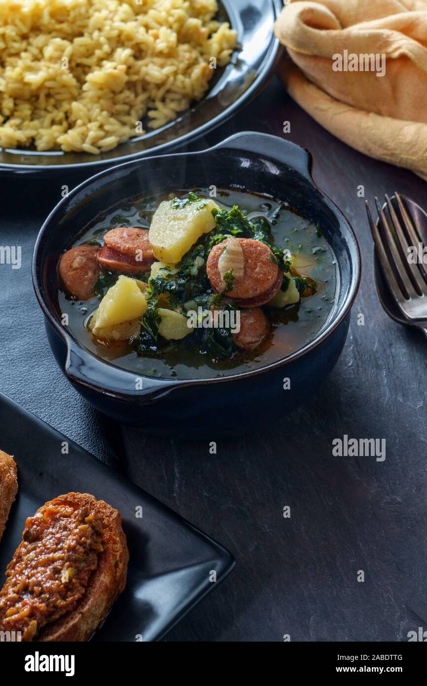 Portoghese tradizionale caldo verde chourico zuppa di orzo riso pilaf e petiscos Foto Stock