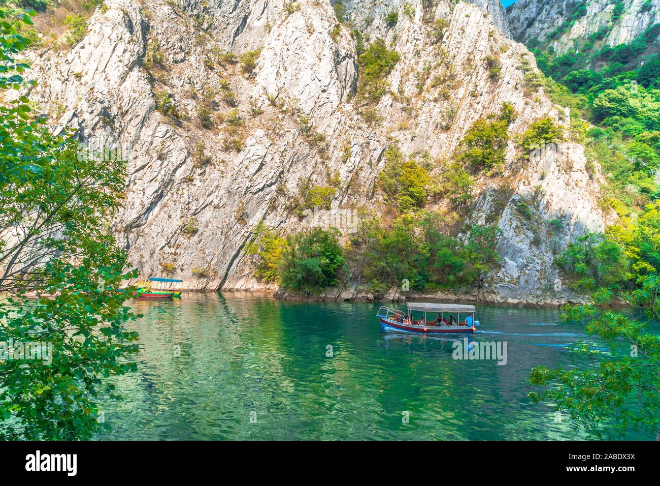 SKOPJE, MACEDONIA - 8 agosto 2019 : vista del Canyon Matka. Più belle con gite in barca attrazione turistica vicino a Skopje. Foto Stock