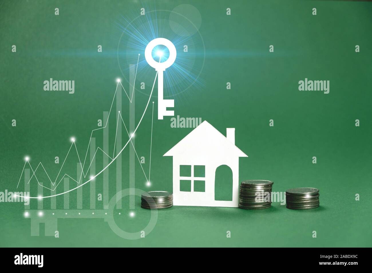 Casa di carta modello, schema e immagine chiave, soldi su sfondo verde. Risparmi soldi per comprare casa e prestito per gli investimenti delle imprese per immobili conce Foto Stock