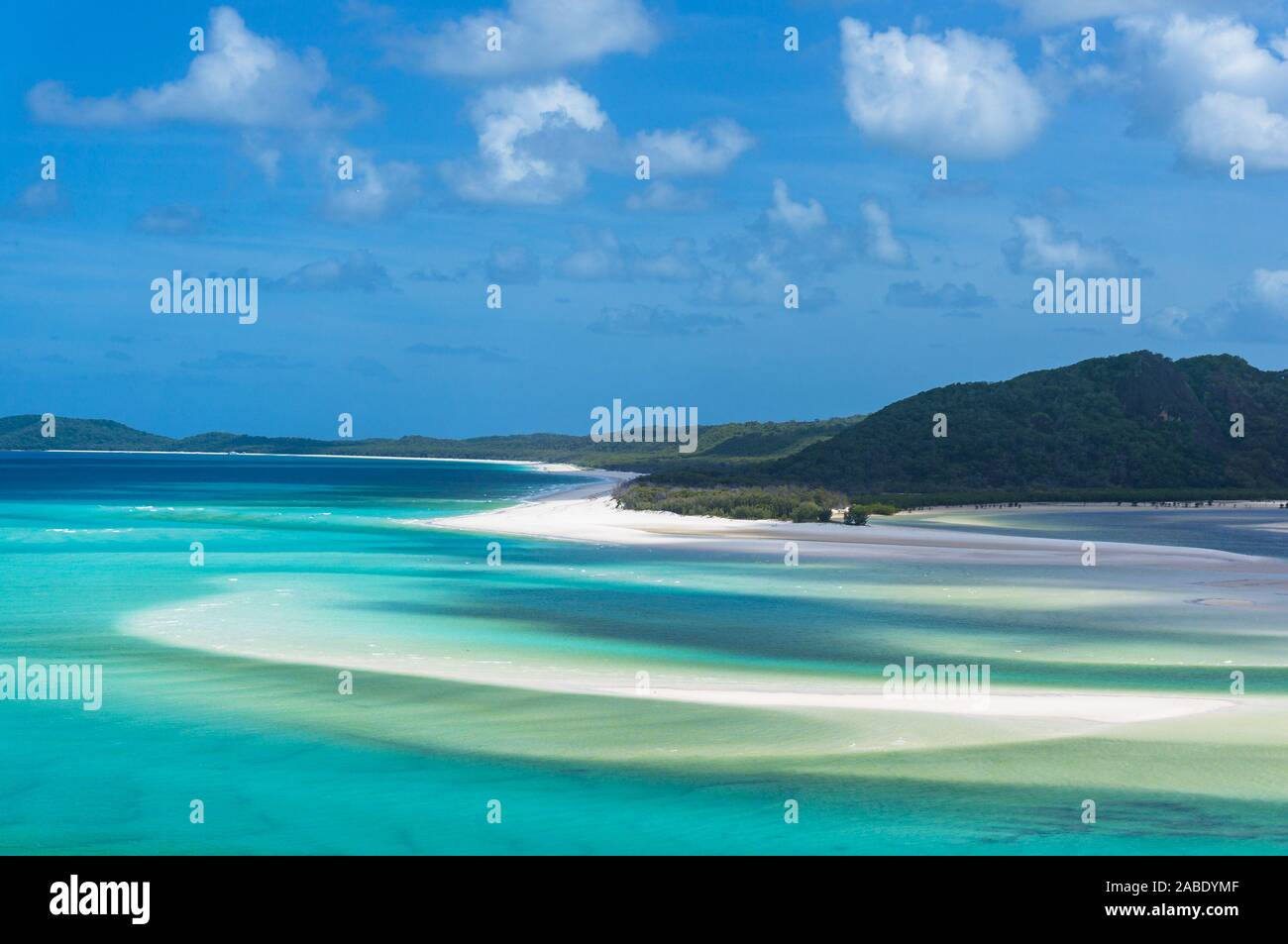 Vista aerea della collina entrata a bassa marea e Whitehaven Beach su Whitsunday Island Foto Stock