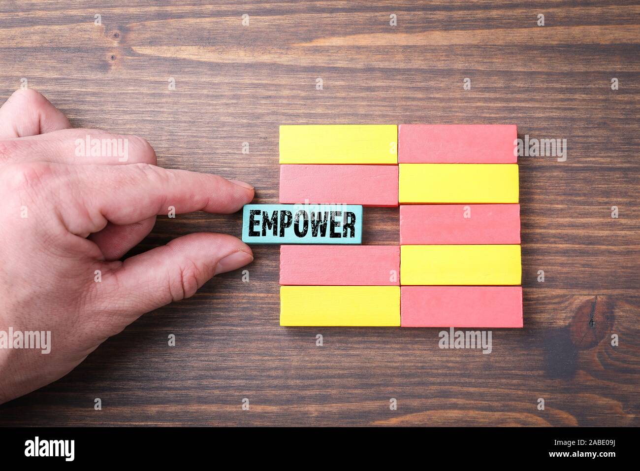 Potenziare l. Motivare e ispirare, insegnare e leader del concetto. Coloratissimi blocchi in legno Foto Stock