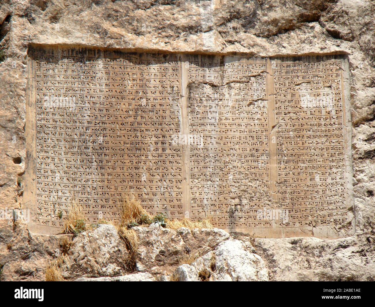 6502. Il re Assuero iscrizione cuneiforme lodando il re in persiano antico e lingue Elamite. L'iscrizione è di parecchi metri di altezza dating c. 5th. C. BC. Situato vicino a Van in Turchia. Foto Stock