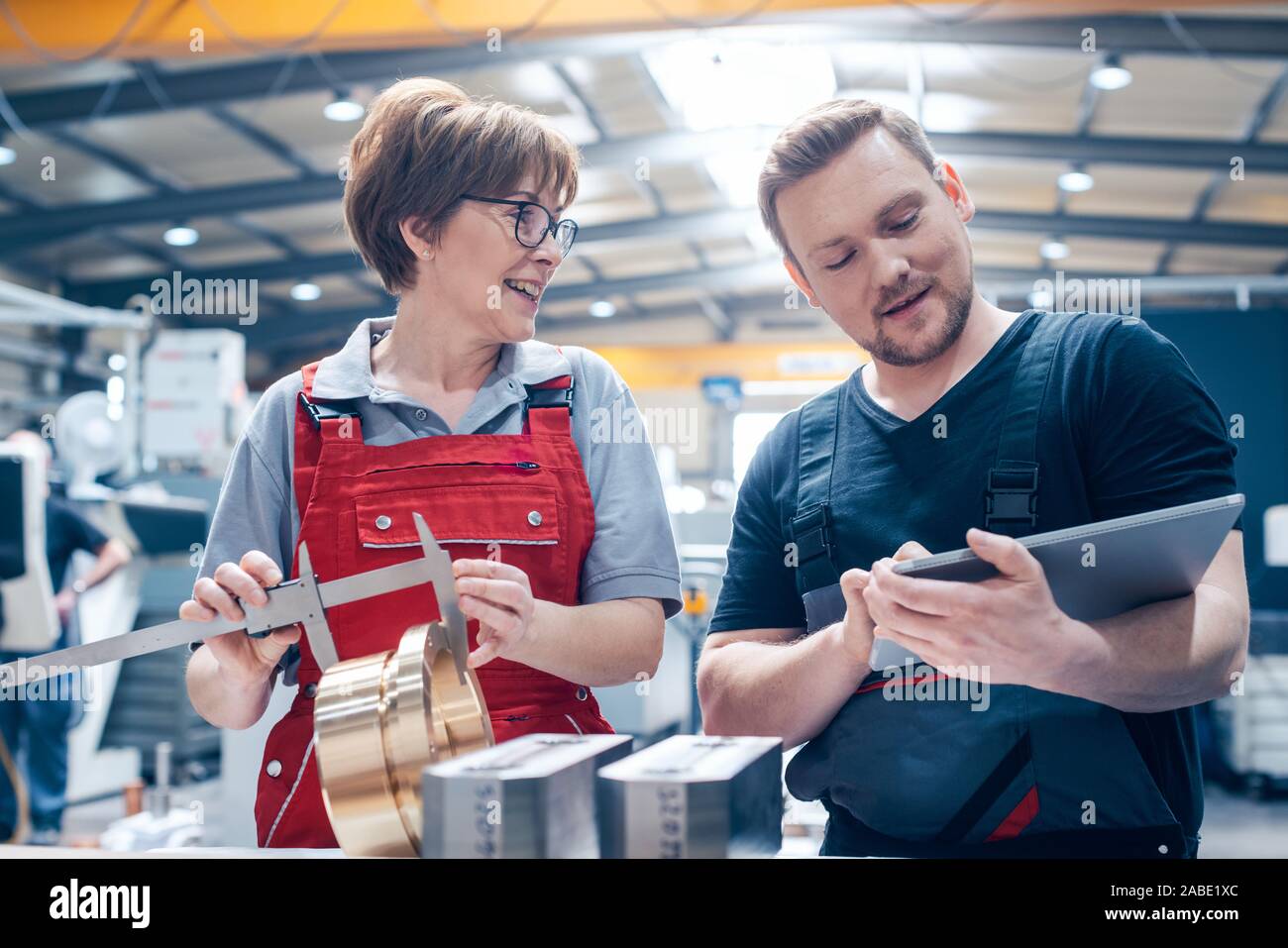 L uomo e la donna lavoratrice nell'industria metallurgica Foto Stock