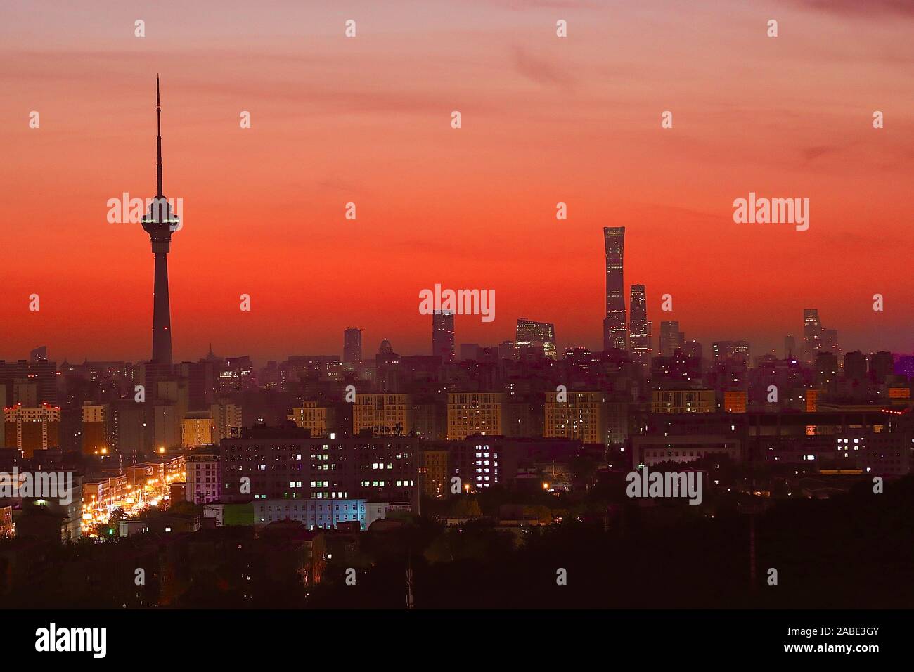 Una vista dalla distanza della skyline di Pechino con la forma delle pietre  miliari locali includono