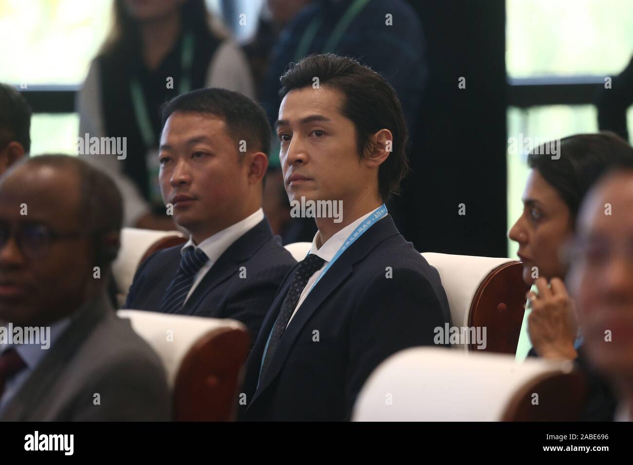 Il cinese attore e cantante Hu Ge, noto anche come Hugh Hu, medio, partecipa a una riunione relativi alla protezione del novellame e governance ambientale a 6 Wo Foto Stock