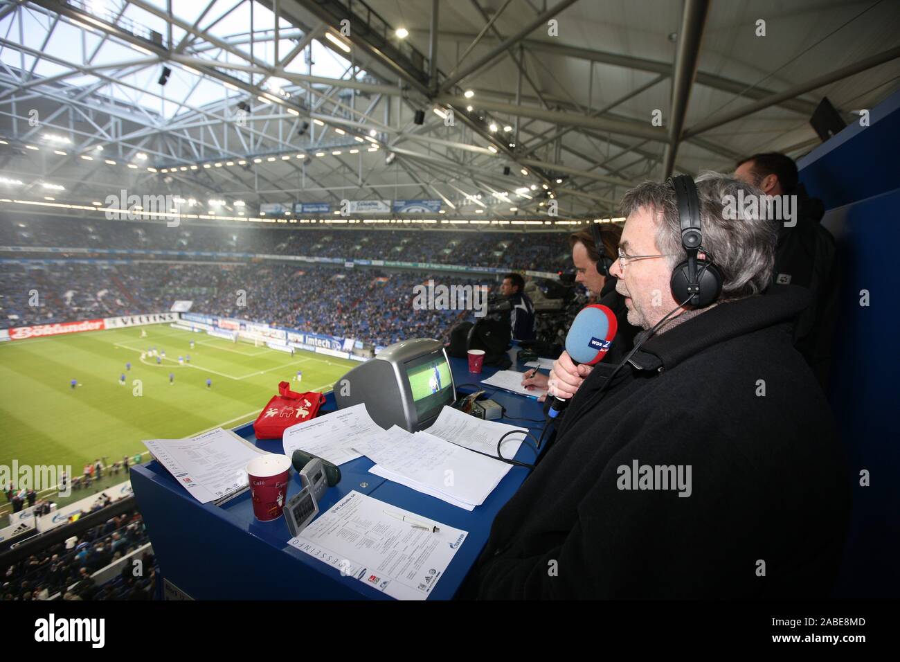 Gelsenkirchen, Deutschland. 06 Dec 2008. firo calcio, calcio: 06.12.08 Prima Bundesliga, stagione 2008/09 FC Schalke 04 - Hertha BSC Berlin 1: 0 Manni BREUCKMANN, WDR 2, radio host, commentatore, voce della Ruhr, sulle tribune con microfono copyright by firo sportphoto: i nostri termini e condizioni generali, disponibile sul sito www.firosportphoto.de Pfefferackerstr. 2a 45894 g elsenkirchen Germania www.firosportphoto.de mail@firosportphoto.de (V olksbank B ochum W itten) BLZ .: 430 601 29 Kt. Nr .: 341 117 100 Tel: 0209 - 9304402 Fax: 0209 - 9304443 | Utilizzo di credito in tutto il mondo: dpa/Alamy Live News Foto Stock