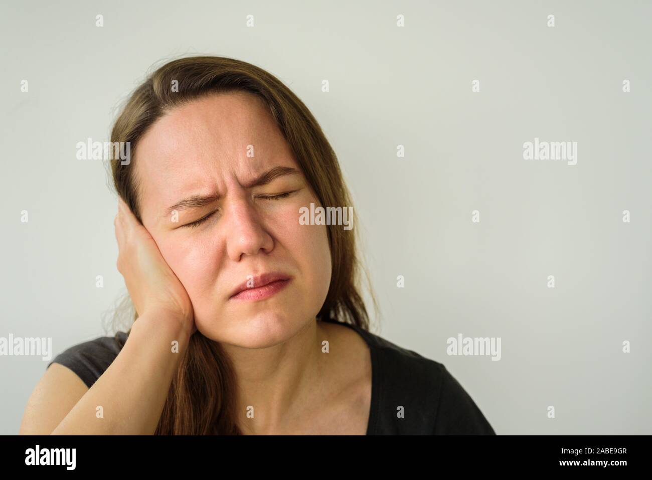 Giovane donna con dolore all'orecchio Foto Stock