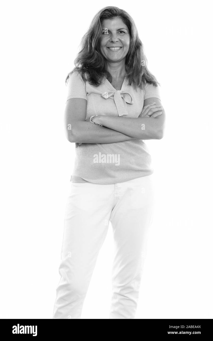 Studio shot di coppia felice donna sorridente e in piedi con le braccia incrociate Foto Stock