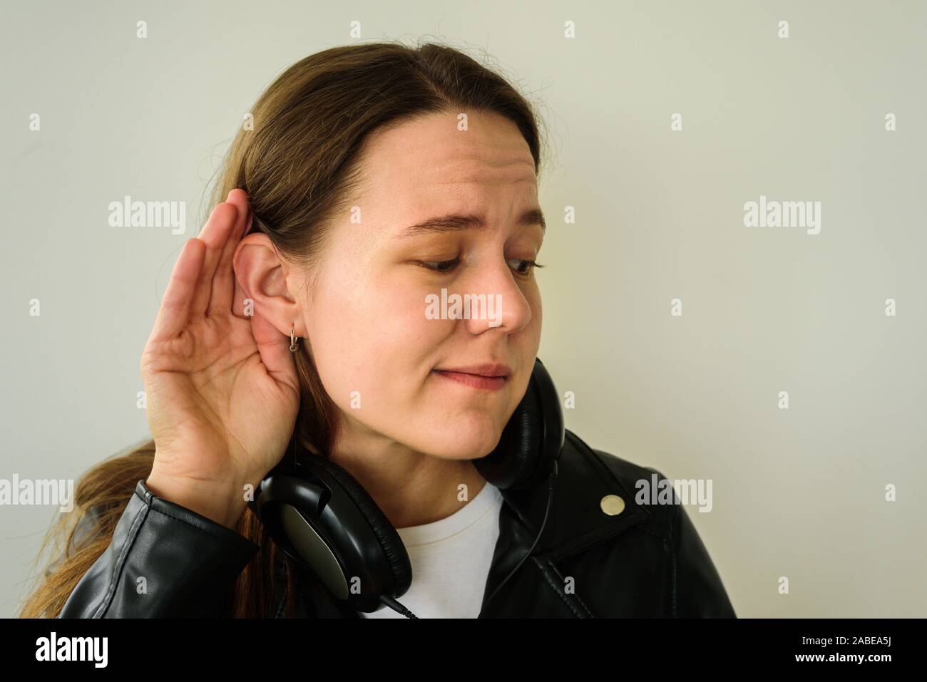 Giovane donna con problemi di udito gesto. Le persone udenti problemi. Orecchio giorno Foto Stock
