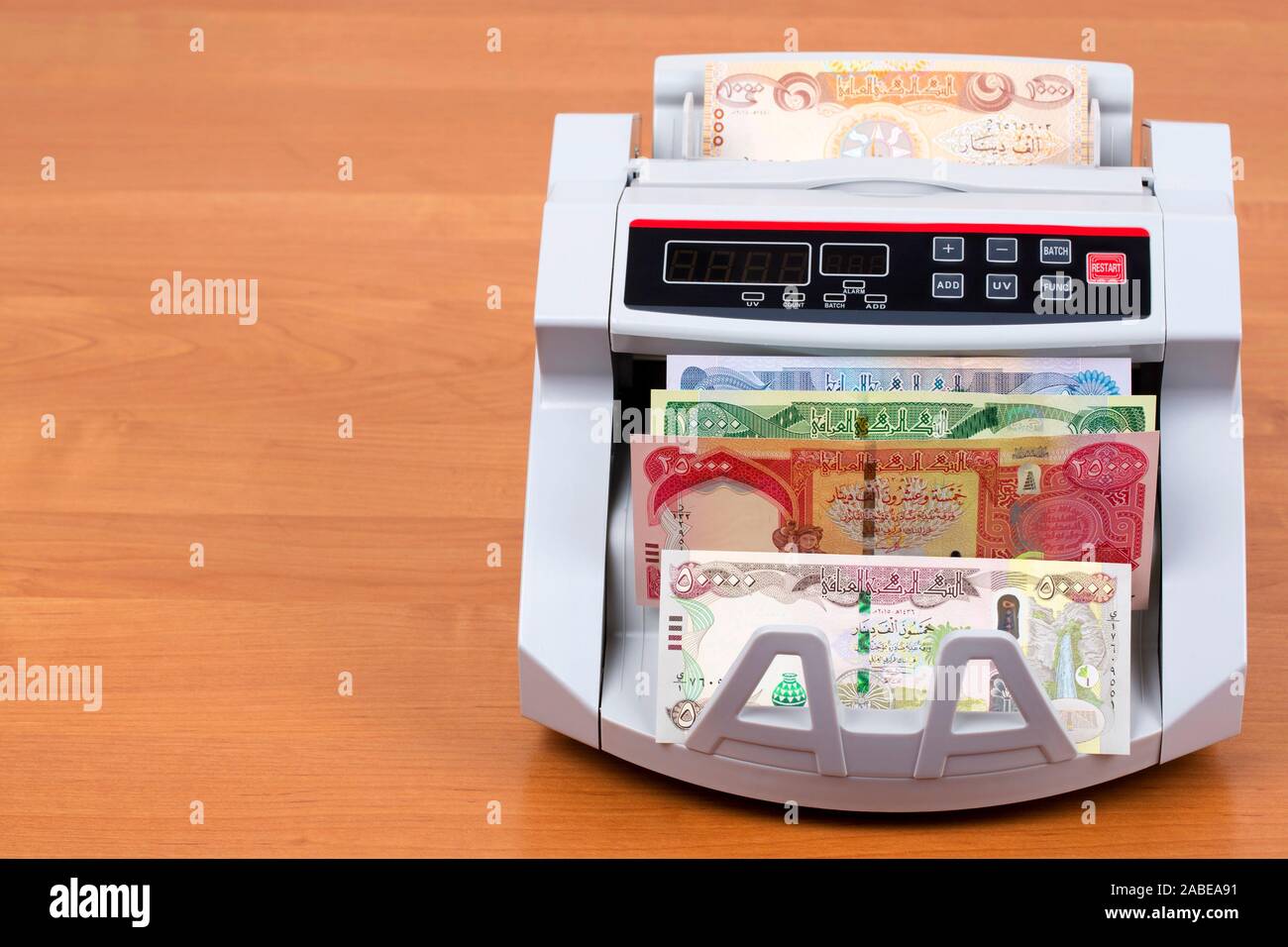 Denaro iracheno - Dinar in una macchina di conteggio Foto Stock