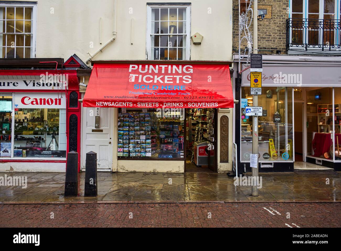 Negozio il Trinity Street Cambridge con tenda da sole che mostra punting biglietti venduti qui Foto Stock