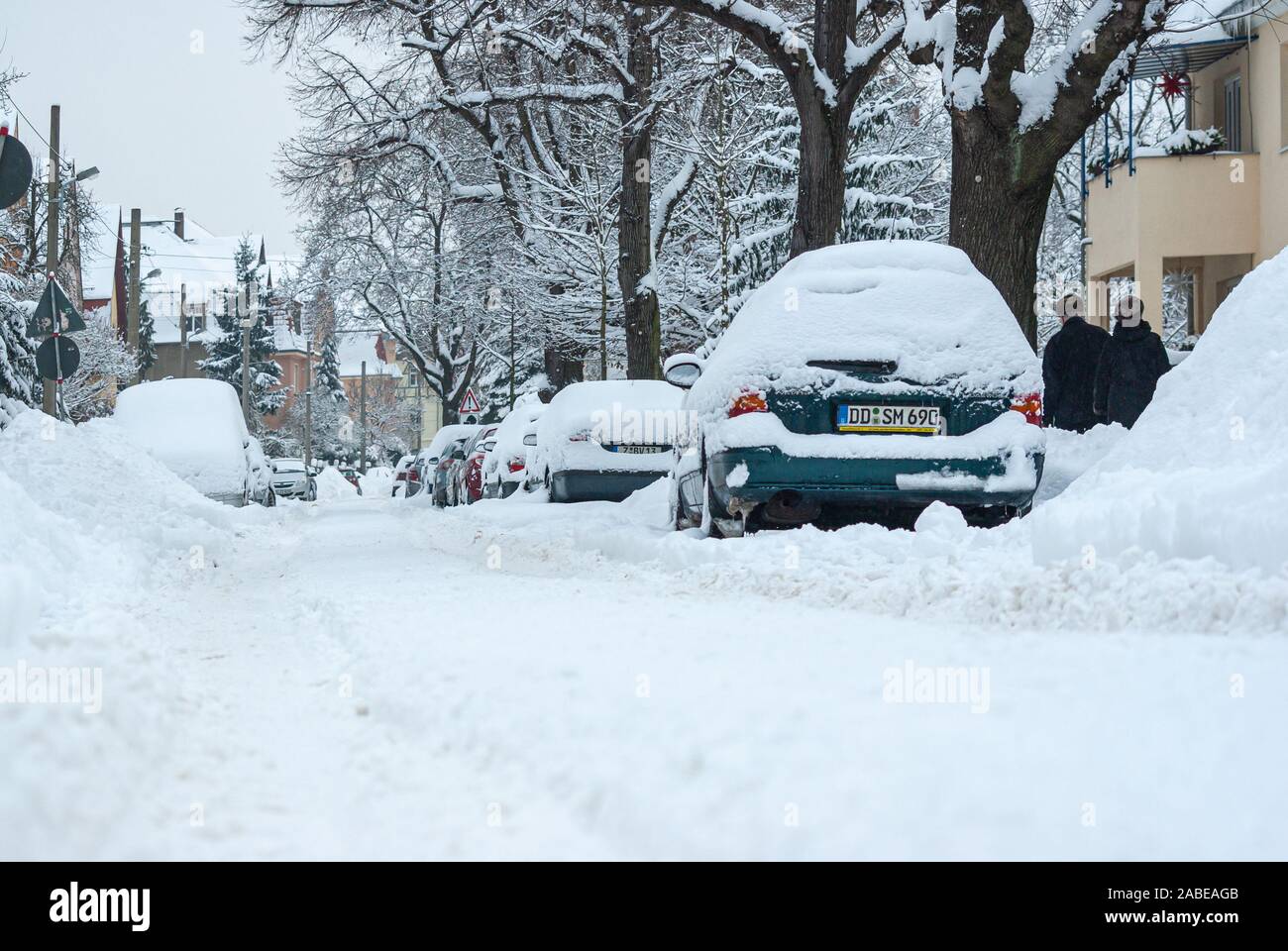 Pesanti nevicate hanno provocato la comparsa di inverno in grandi parti della Germania, anche in Dresden Klotzsche del distretto. Foto Stock