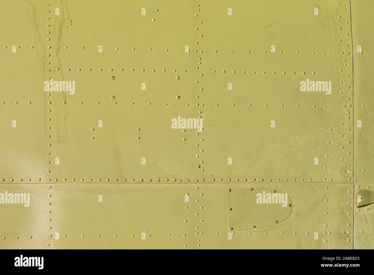 Vecchio metallo verde superficie della fusoliera del velivolo con rivetti Foto Stock