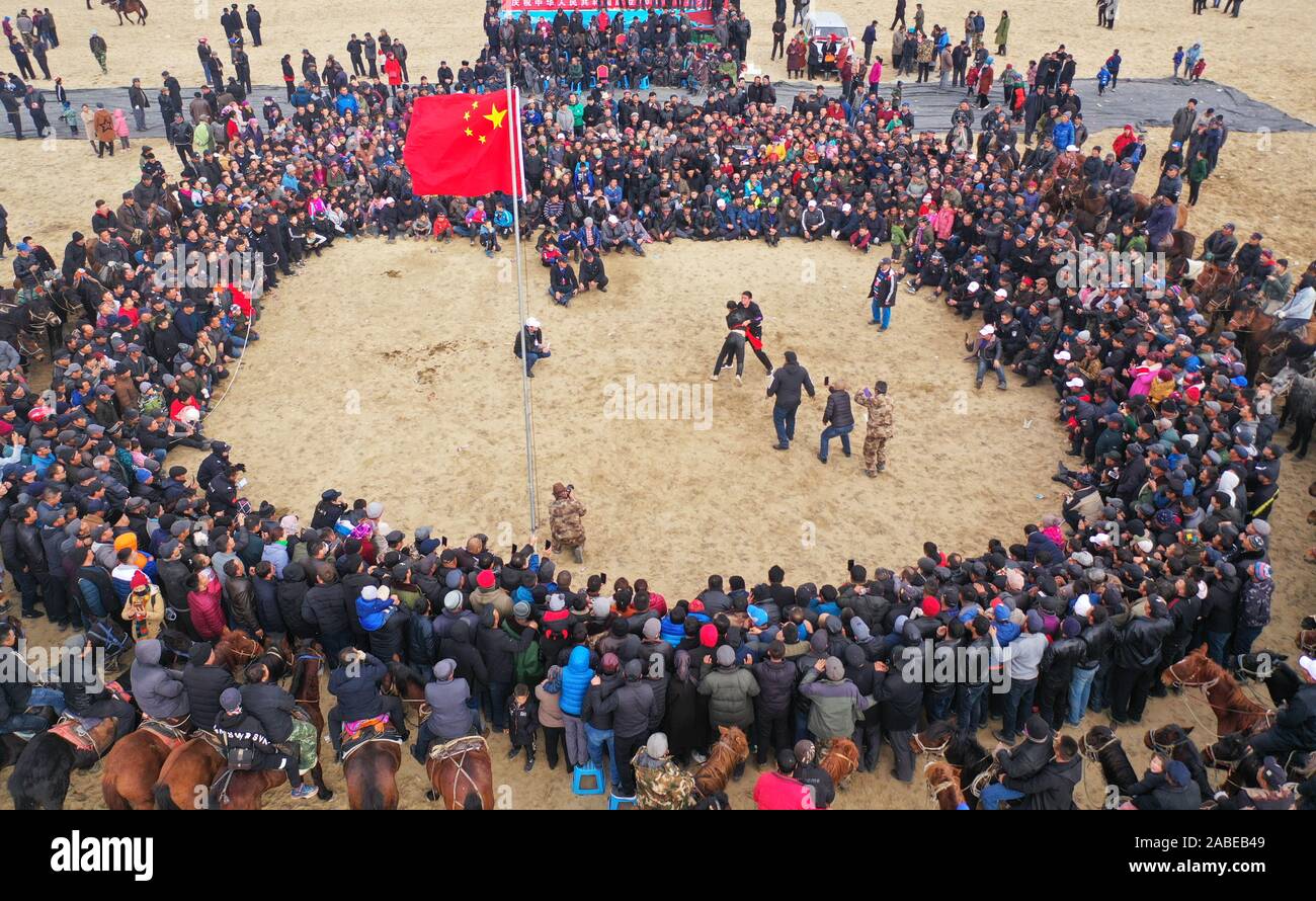 La gente guarda il wrestling al gioco di sport nella città degli Altai, a nord-ovest della Cina di Xinjiang Uygur Regione autonoma, 27 ottobre 2019. Foto Stock