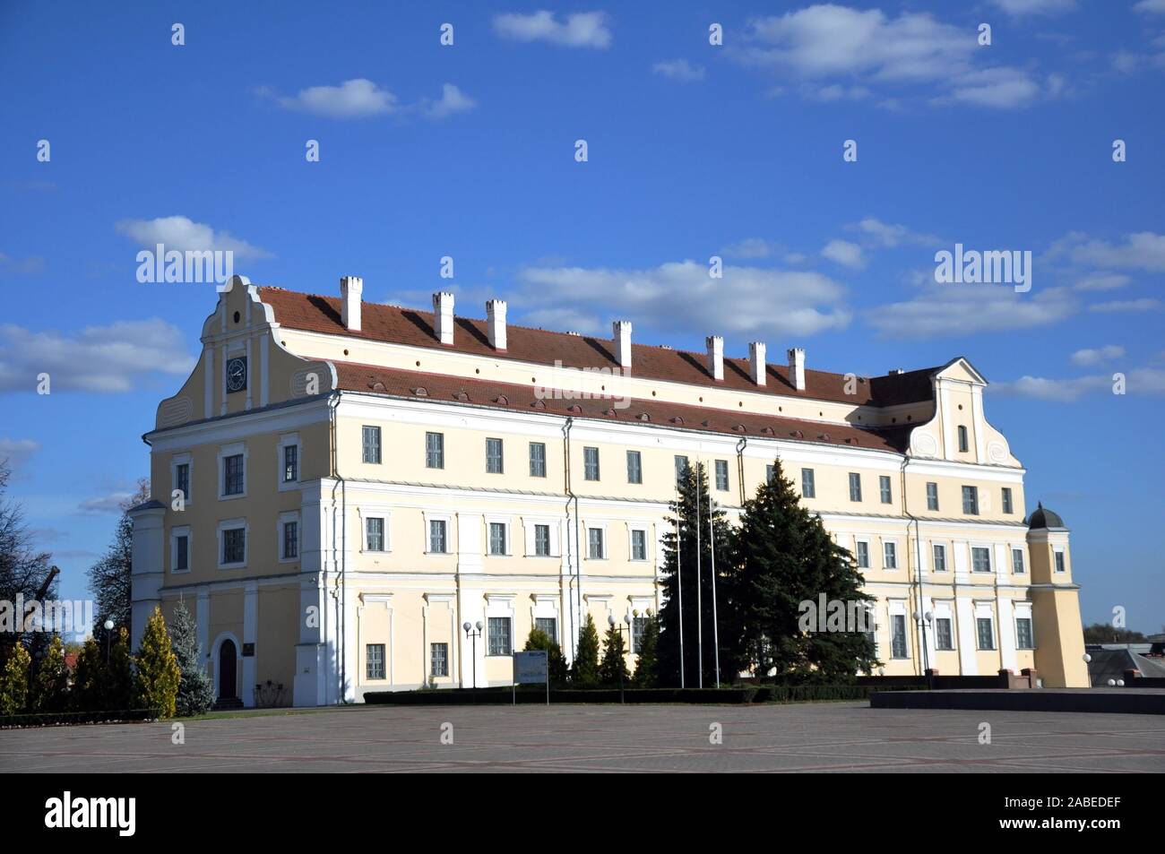 Collegio gesuita di Pinsk, Repubblica di Bielorussia. Vista dal fiume da piazza Lenin Foto Stock