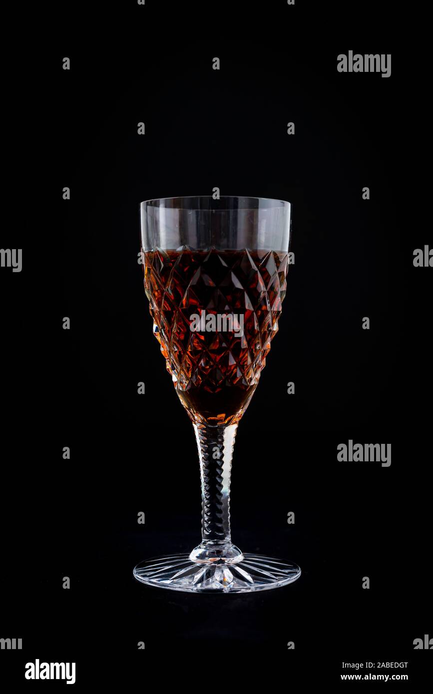 Sherry Oloroso in un taglio di sherry in cristallo Vetro isolato su sfondo nero Foto Stock