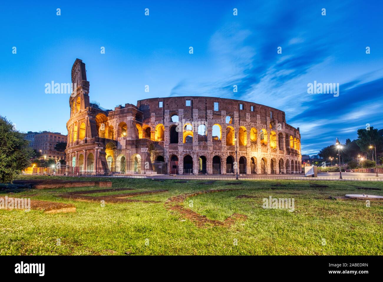 Colosseo illuminato al crepuscolo, Roma, Italia Foto Stock