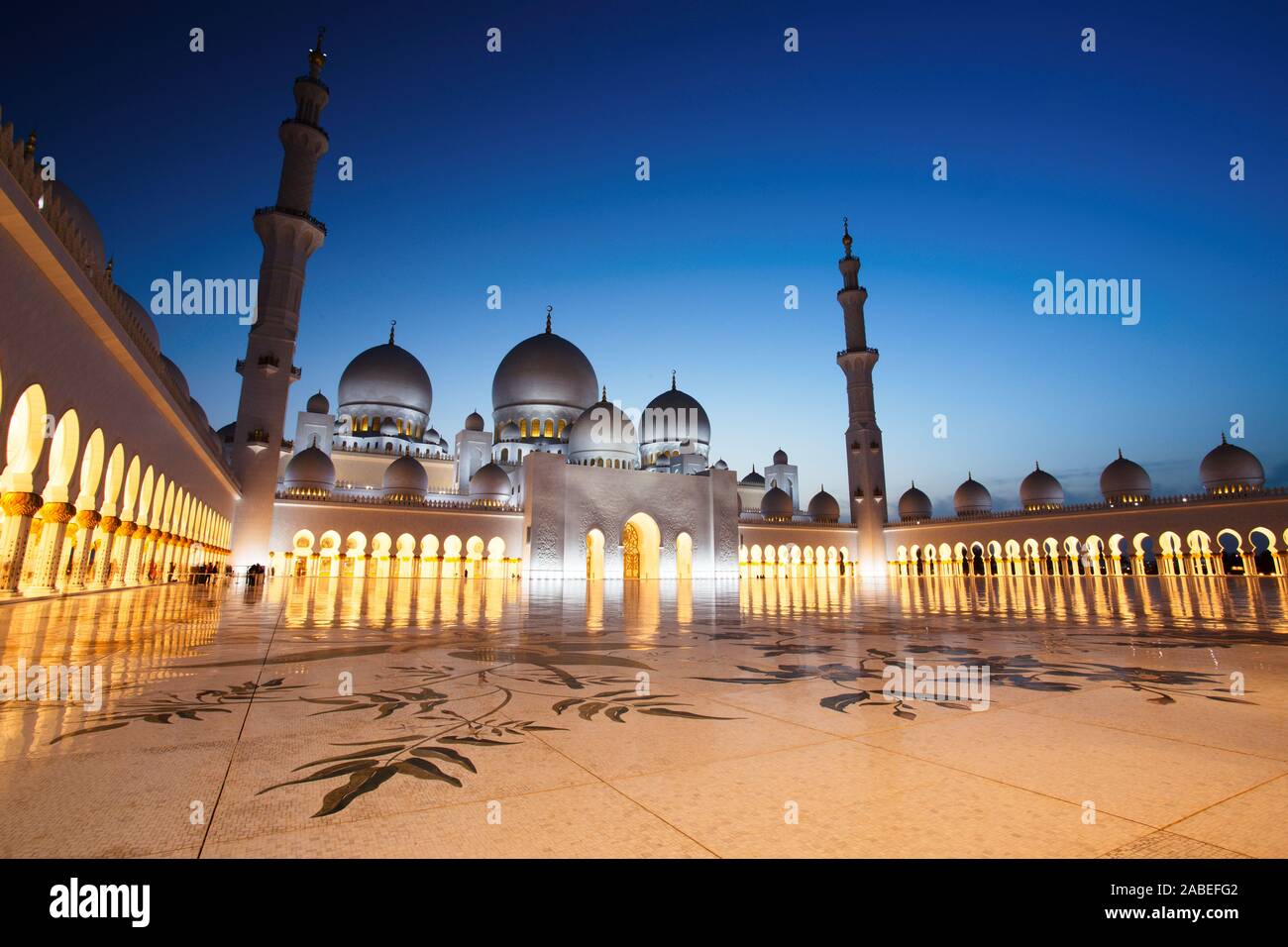 Parole chiave: moschea, Abu Dhabi Zayed, Sheikh, grand, UAE, cultura, crepuscolo, Emirates, bianco, islam, architettura, tramonto, marmo, sky, sera, islamica, m Foto Stock