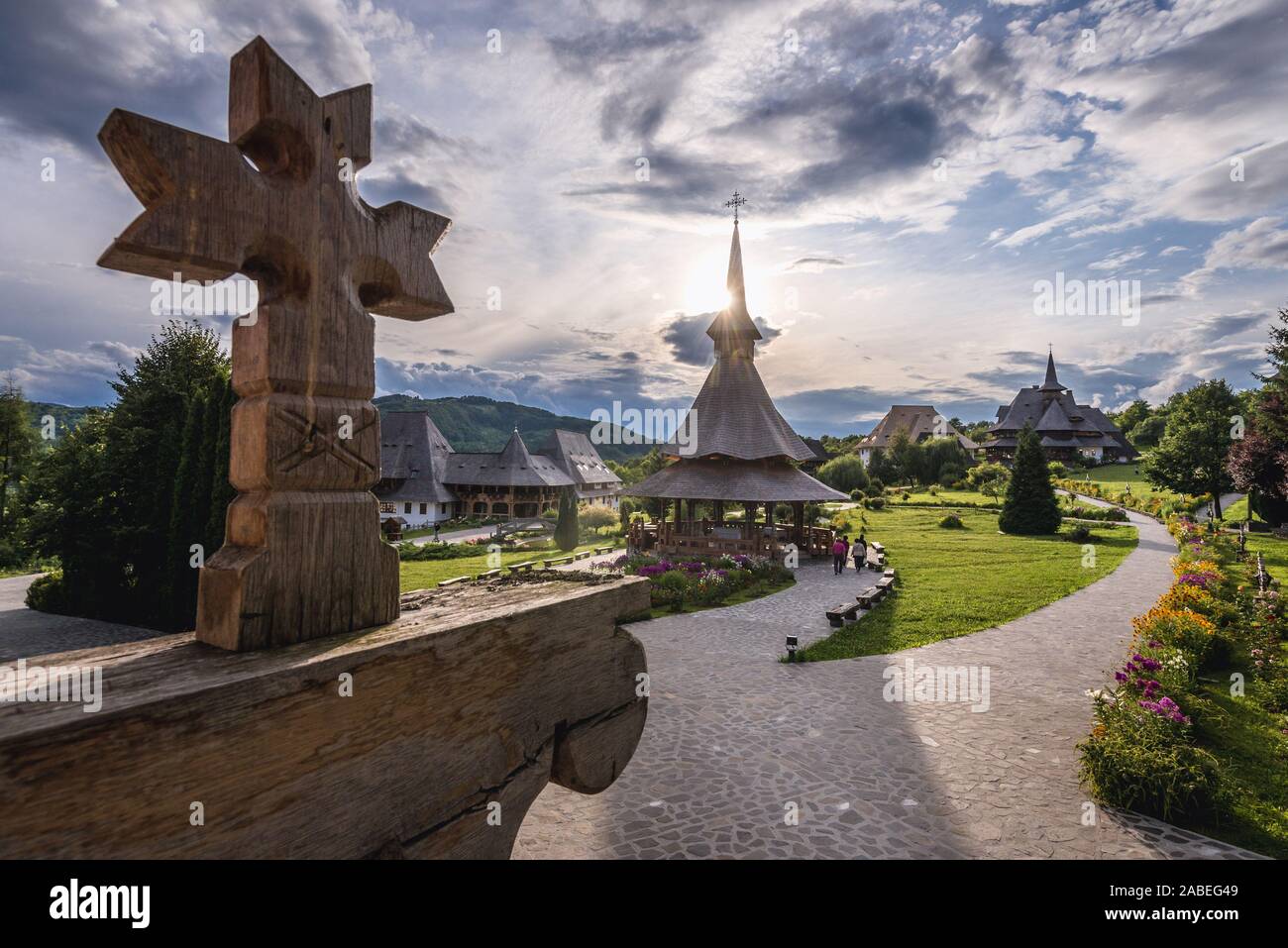 Monastero di Barsana Village, situato in Maramures Contea di Romania, vista con estate altare e l'edificio del museo Foto Stock