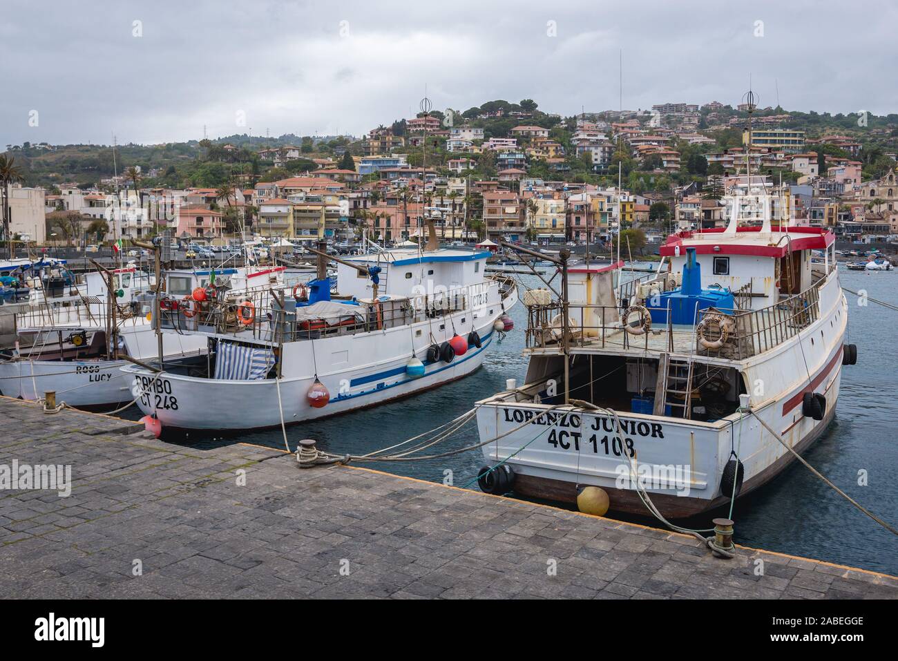 Barche in Marina dei Ciclopi dal porto di Aci Trezza comune, una frazione di Aci Castello comune vicino a Catania sull isola di Sicilia in Italia Foto Stock