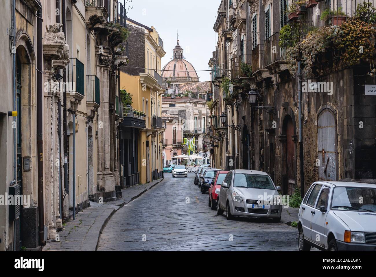 Corso Savoia Street a Acireale città costiere e comune nella città metropolitana di Catania, Sicilia, Italia meridionale - vista con cupola della cattedrale Foto Stock